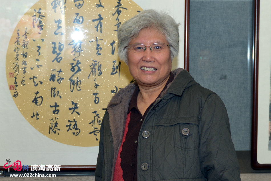“庆三八” 津门女书画家作品展3月6日在政协书画艺术展览馆开幕。图为参展书法家刘春雨。