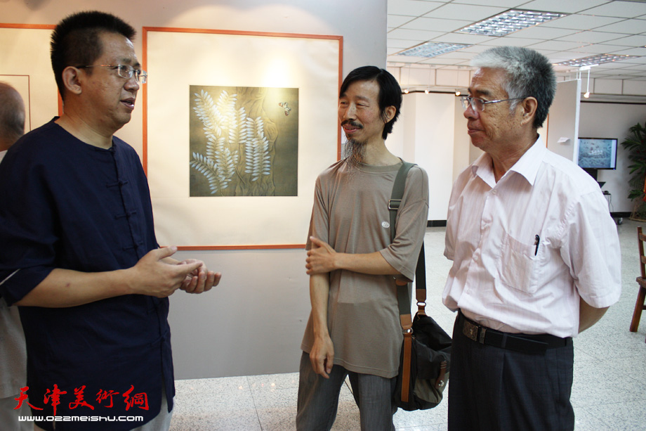 “梦里江南”——陈运权工笔花鸟画展在天津人民美术出版社美术馆开幕。天津人民美术出版社社长李毅峰（左）、著名画家陈运权（中）、天津人民美术出版社美术馆常务副馆长苏鸿升交谈。