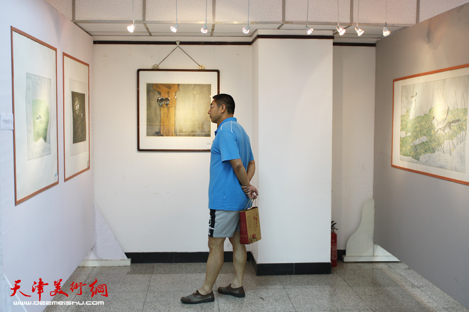 “梦里江南”——陈运权工笔花鸟画展在天津人民美术出版社美术馆开幕。图为，来宾观赏画作。