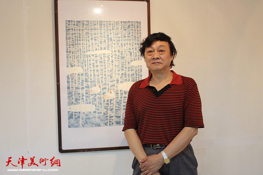 琚俊雄在画展上。