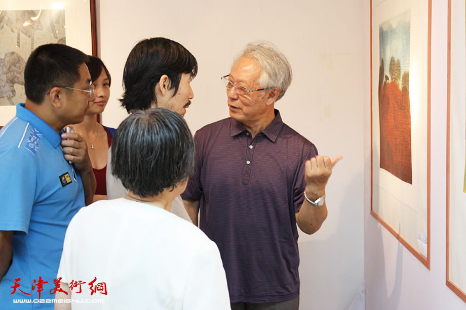 著名画家贾宝眠（右一）与陈运权交谈。 