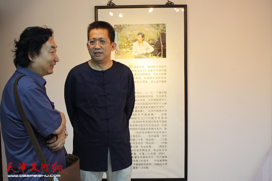 李毅峰与著名画家韩石（左）交谈。 