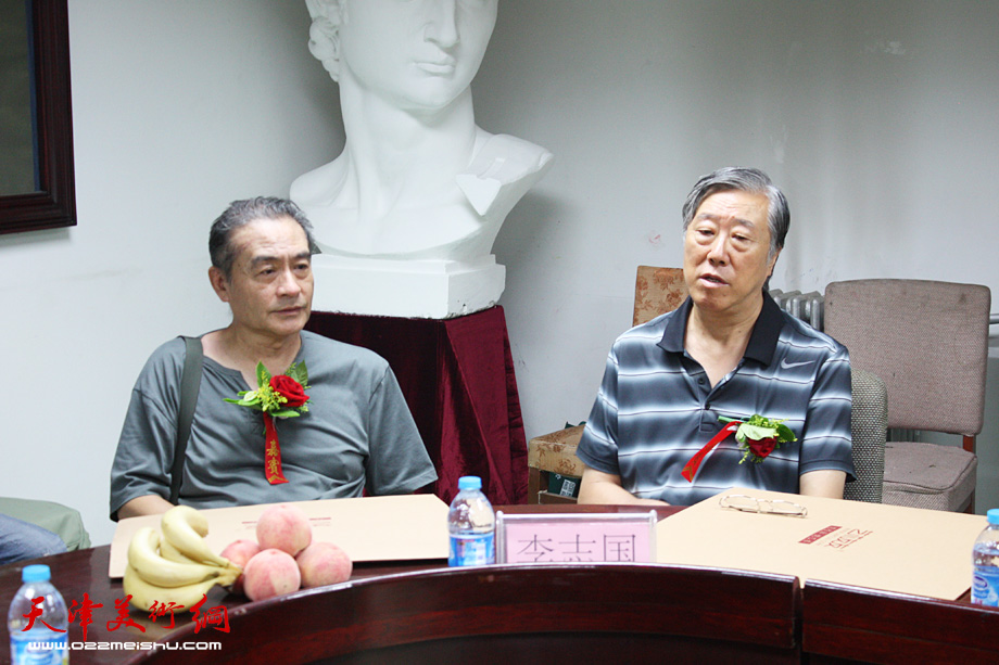 天冿美协副主席王书朋（左）、画家李志国（右）在陈运权工笔花鸟画学术座谈会上。 