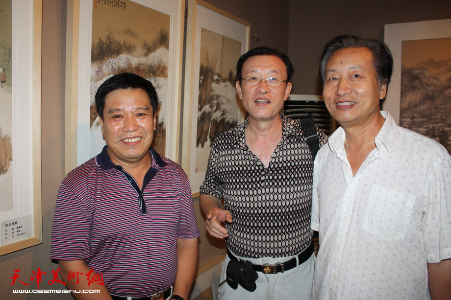 天津华侨书画院理事要华民在画展上。 