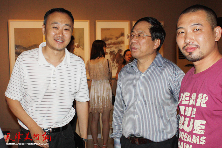 天津画院原党组书记陈英杰（中）、著名画家柴博森（左）在画展上合影。 