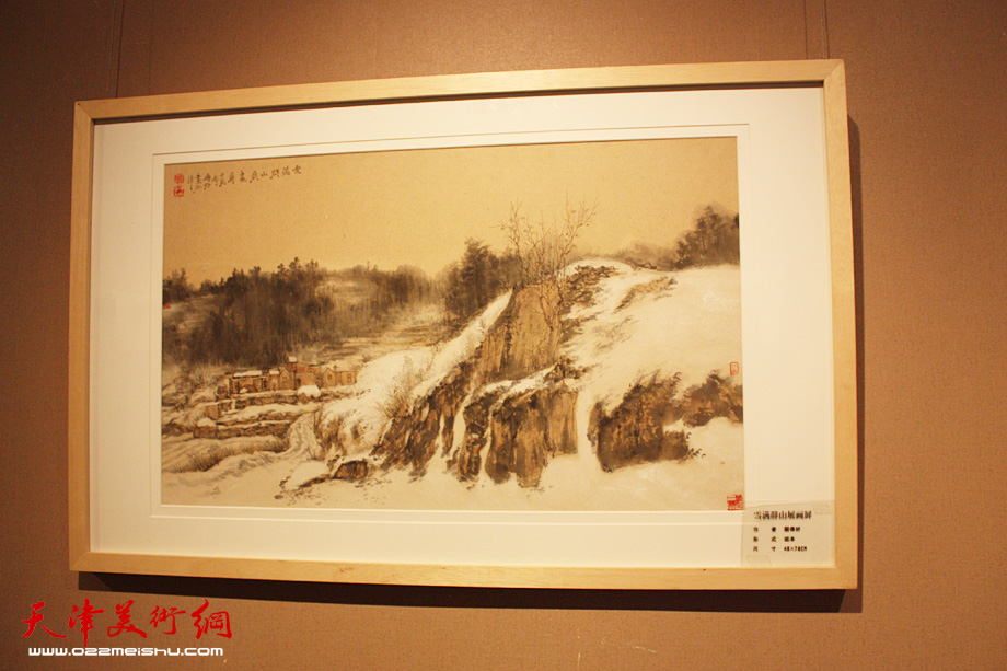 阚传好画作雪满群山展画屏。 