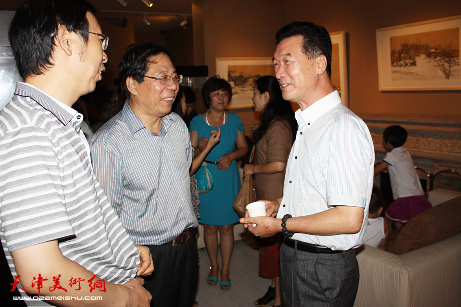 陈之海（右一）与天津天津画院原党组书记陈英杰（中）交谈。 