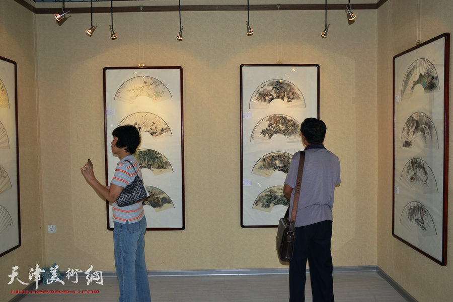 “津门话语”津门书画院扇面作品展开幕，图为画展现场。