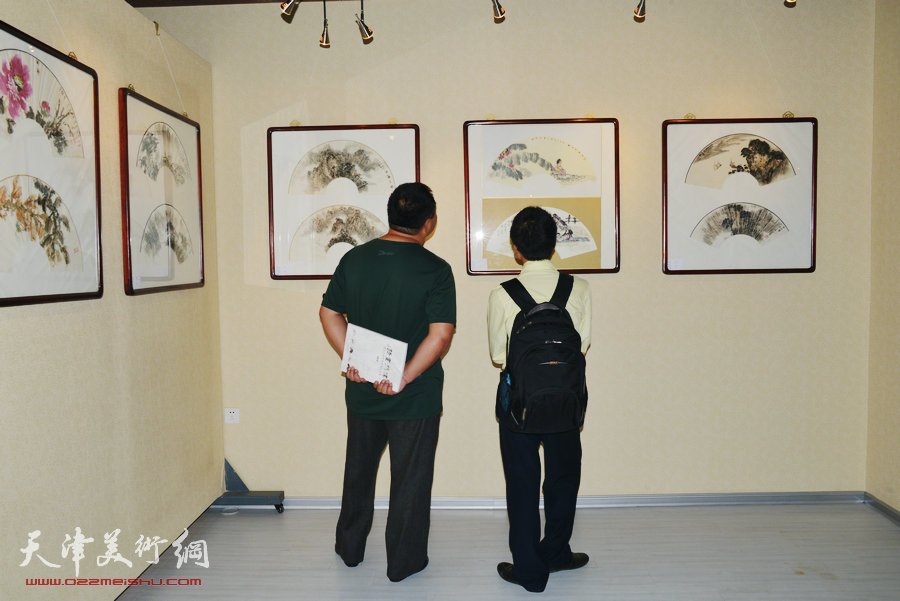 “津门话语”津门书画院扇面作品展开幕，图为画展现场。
