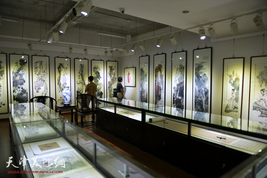 饮水思源·纪念引滦入津30周年百名书画家作品展3日开幕，图为画展现场。