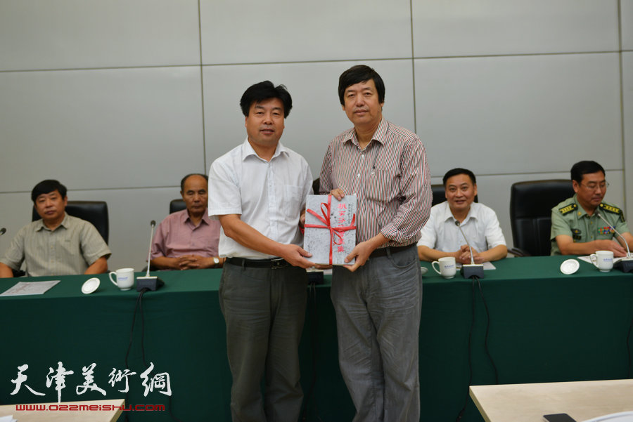 《陈元龙教授师生作品集》捐赠仪式9月6日在天津师大举行，图为向学院图书馆捐赠。