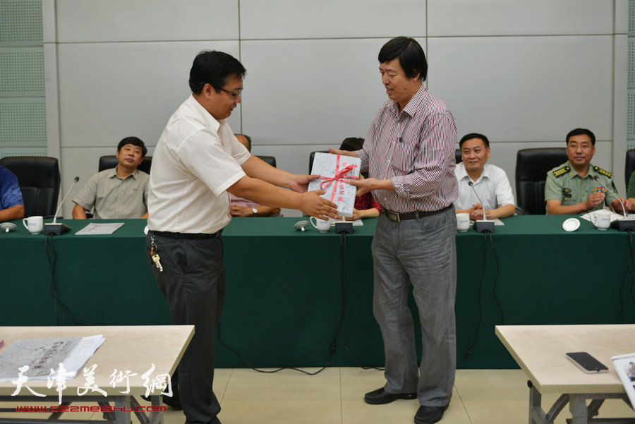 《陈元龙教授师生作品集》捐赠仪式9月6日在天津师大举行，图为向学院档案馆捐赠。
