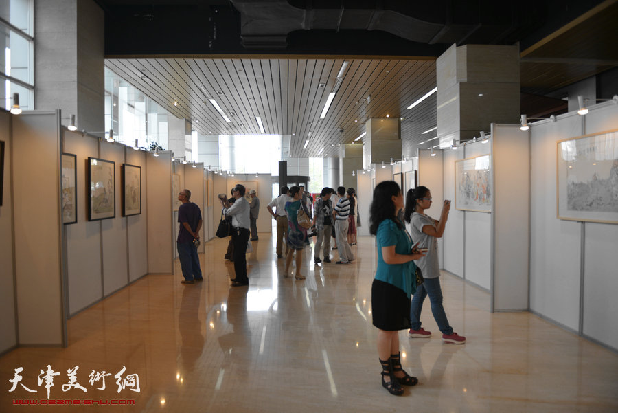 “水墨・月动”今晚书画名家精品展9月8日展出赵均四十幅佳作。图为画展现场。