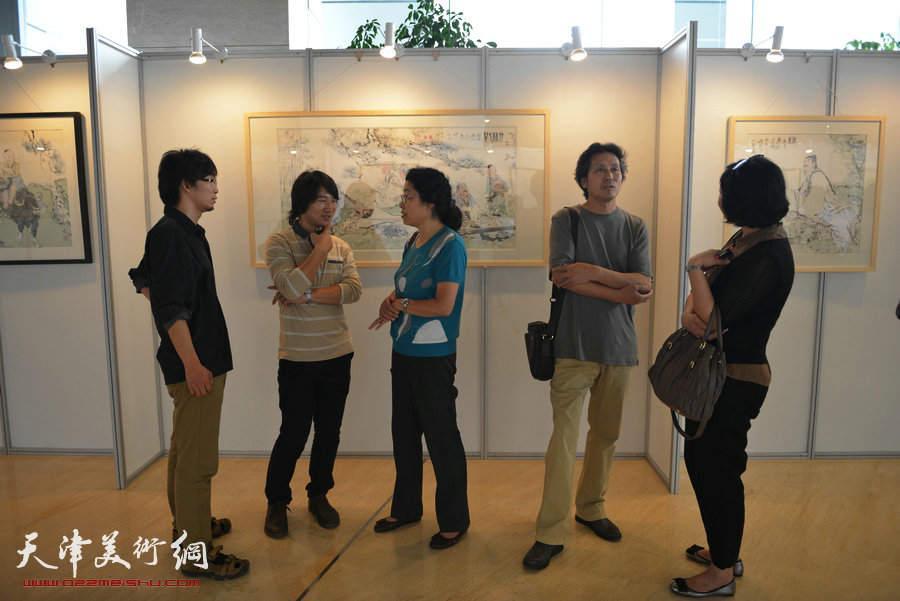 “水墨・月动”今晚书画名家精品展9月8日展出赵均四十幅佳作。图为画展现场。