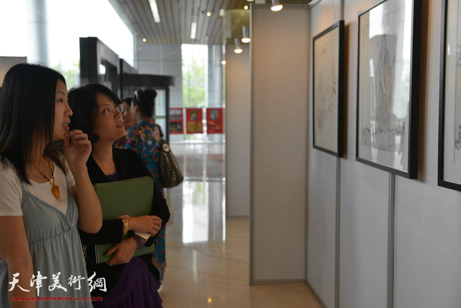 “水墨・月动”今晚书画名家精品展9月8日展出赵均四十幅佳作。图为画展现场。