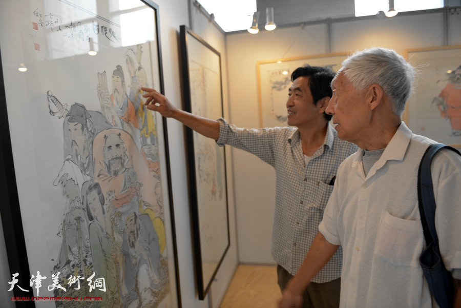 “水墨・月动”今晚书画名家精品展9月8日展出赵均四十幅佳作。图为画展现场。