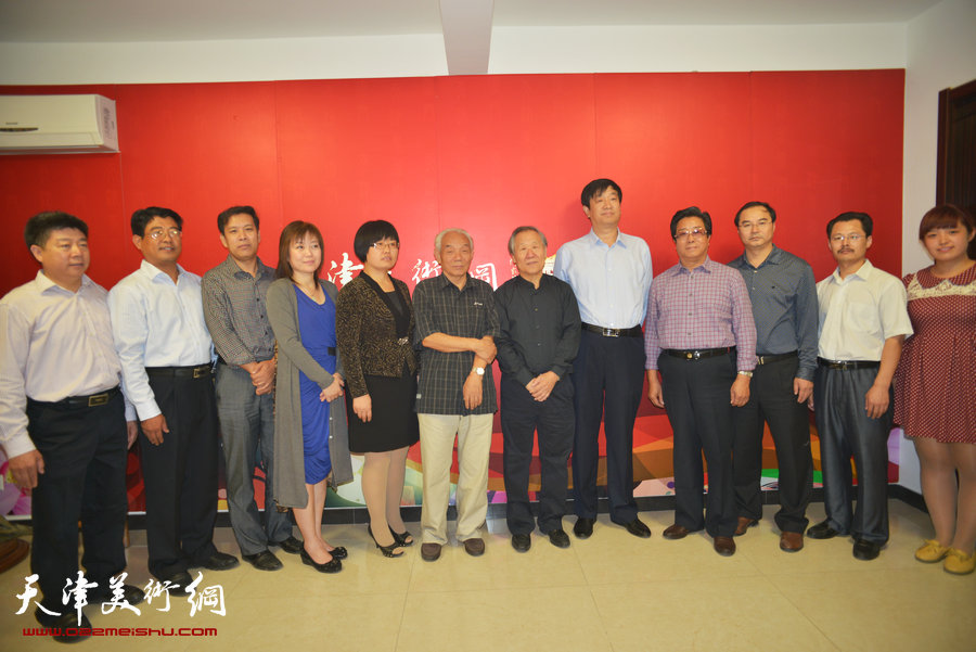 天津著名画家姬俊尧向家乡东光县“暖伞工程”第二次捐画仪式9月29日在天津美术网演播厅举行。