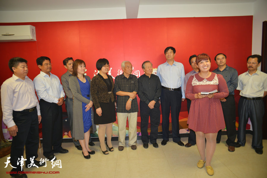 画家姬俊尧向家乡东光县“暖伞工程”第二次捐画仪式9月29日在天津美术网演播厅举行。