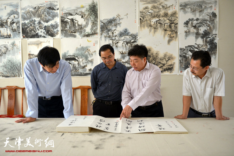 画家姬俊尧向家乡东光县“暖伞工程”第二次捐画仪式9月29日在天津美术网演播厅举行。