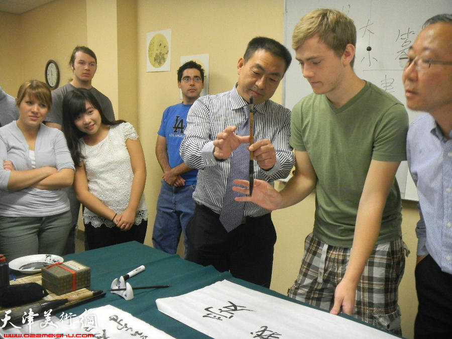 曹善华在犹他大学为美国学生讲解执笔方法