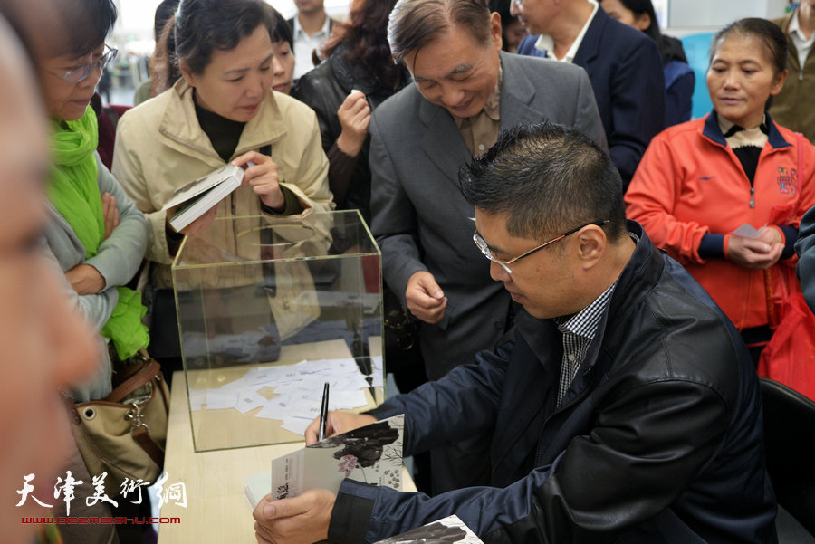 诗人汪国真、程亚杰合作的诗画集《诗情画意》14日在津签赠，图为程亚杰在现场。