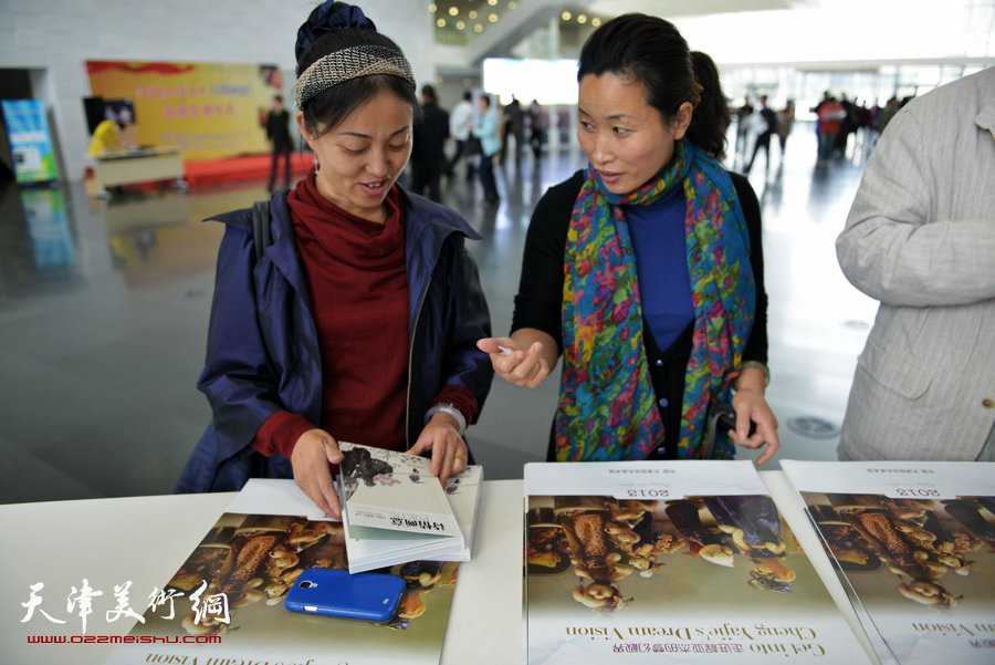 诗人汪国真、程亚杰合作的诗画集《诗情画意》14日在津签赠，图为签赠现场。
