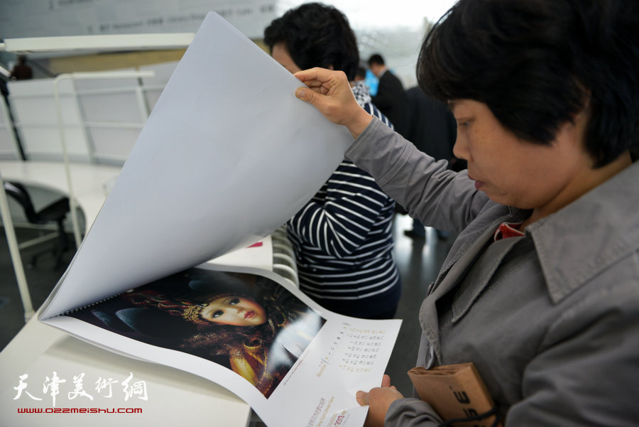 诗人汪国真、程亚杰合作的诗画集《诗情画意》14日在津签赠，图为签赠现场。