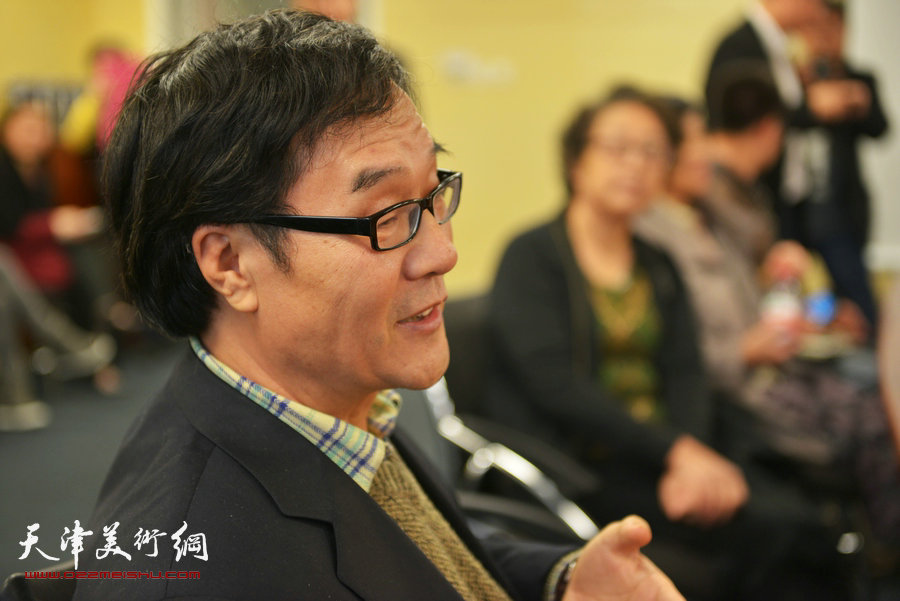 诗人汪国真、程亚杰合作的诗画集《诗情画意》14日在津签赠，图为天津美术学院教授尔宝瑞在研讨会上发言。
