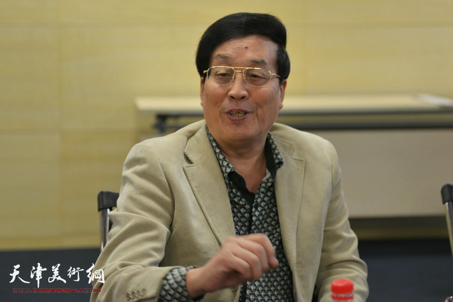 诗人汪国真、程亚杰合作的诗画集《诗情画意》14日在津签赠，图为老杜名人工作室杜仲华在研讨会上发言。