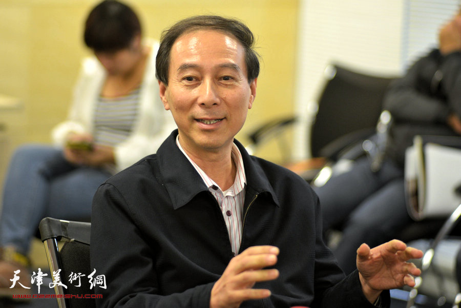 诗人汪国真、程亚杰合作的诗画集《诗情画意》14日在津签赠，图为天津市文史馆副馆长马竞在研讨会上发言。
