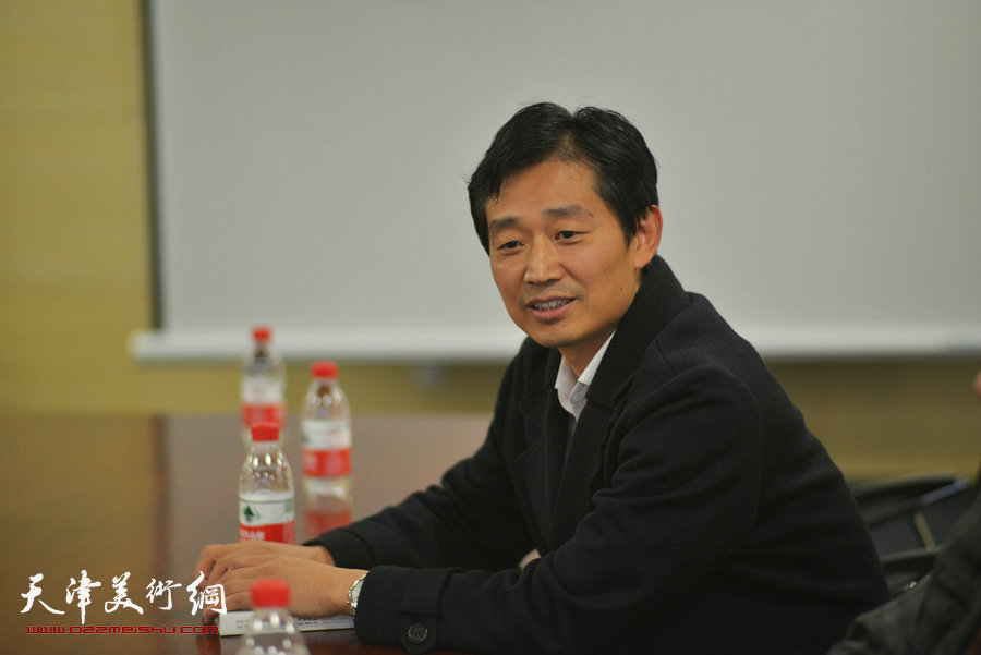 诗人汪国真、程亚杰合作的诗画集《诗情画意》14日在津签赠，图为天津西洋美术馆馆长李响在研讨会上发言。