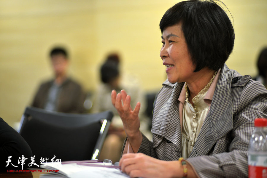 诗人汪国真、程亚杰合作的诗画集《诗情画意》14日在津签赠，图为原《天津工人报》记者徐春兰在研讨会上发言。