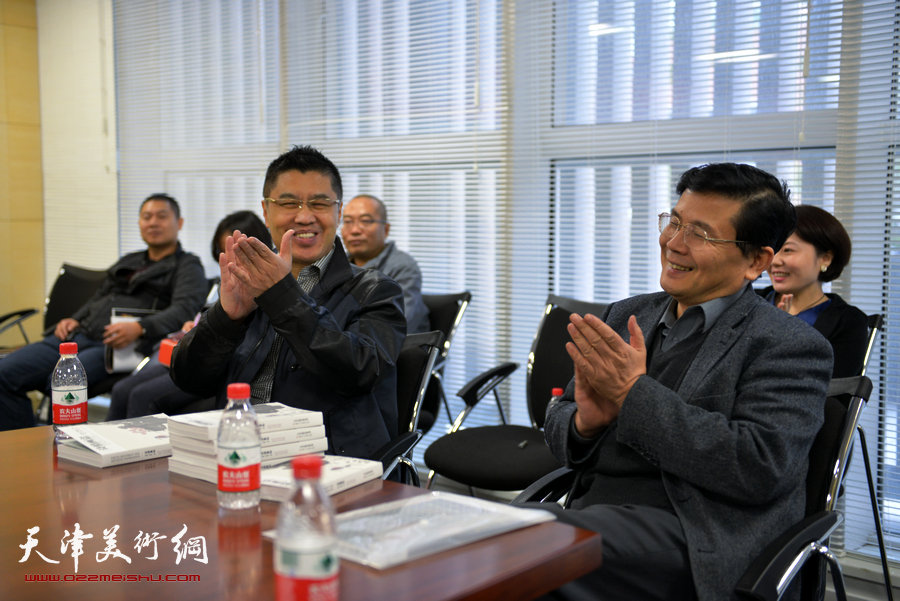 诗人汪国真、程亚杰合作的诗画集《诗情画意》14日在津签赠，图为汪国真、程亚杰在研讨会上。