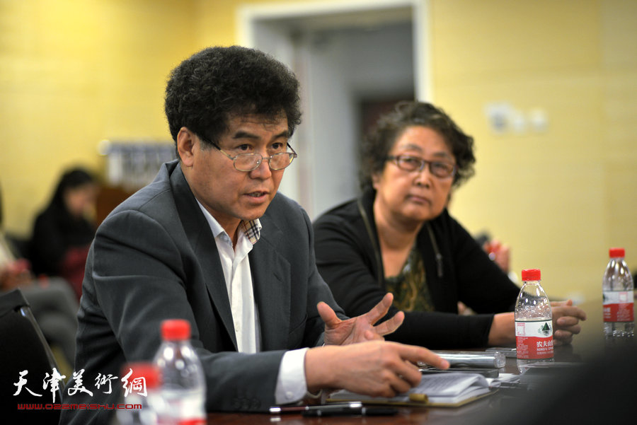诗人汪国真、程亚杰合作的诗画集《诗情画意》14日在津签赠，图为天津程亚杰美术馆馆长邢继先在研讨会上发言。