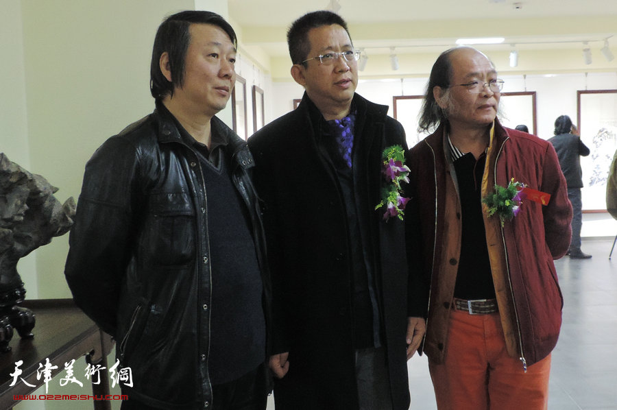 “谦谦峰骨 李毅峰中国画巡回展”青州站开幕，图为李毅峰与中国美术家协会办公室主任、著名画家刘建、潍坊市美协主席王居明在展览现场。