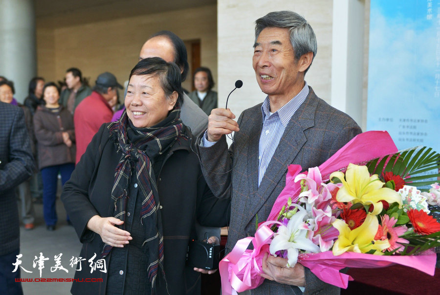旅美著名画家“卢德辉绘画展在天津美术馆展出，图为昔日老友向卢德辉敬花。