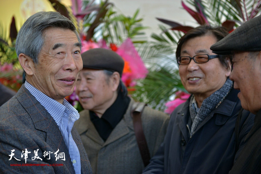 旅美著名画家“卢德辉绘画展在天津美术馆展出，图为卢德辉与老朋友们相见。