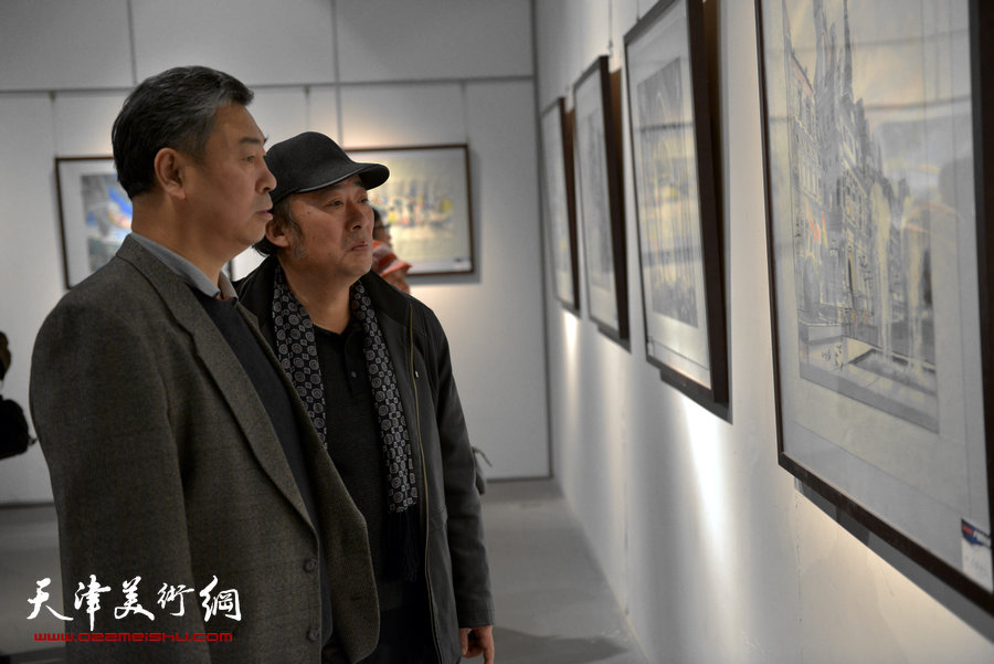 旅美著名画家“卢德辉绘画展在天津美术馆展出，图为画展现场。