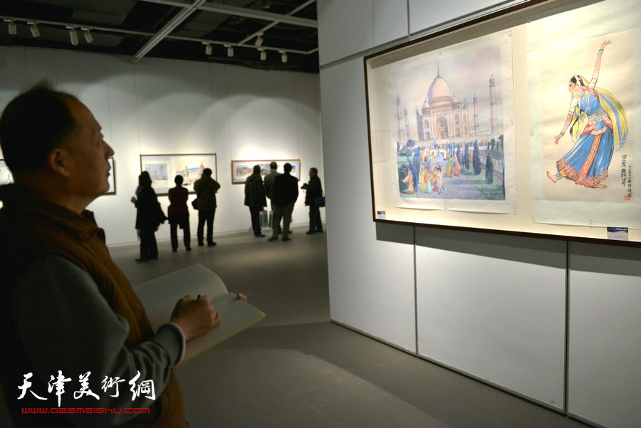 旅美著名画家“卢德辉绘画展在天津美术馆展出，图为画展现场。