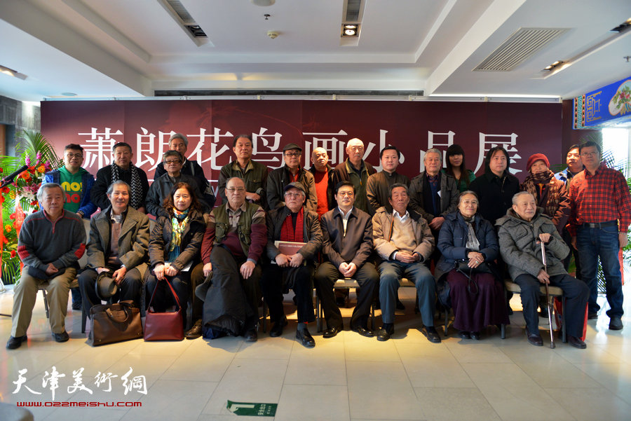 “萧朗花鸟画小品展”亮相北京荣宝斋，图为开幕仪式参展嘉宾合影。