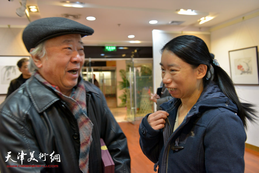 “萧朗花鸟画小品展”亮相北京荣宝斋，图为阮克敏、庄雪阳在画展现场。