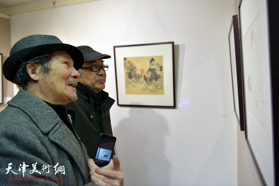 “萧朗花鸟画小品展”亮相北京荣宝斋，图为郭书仁、范玉生在画展现场。