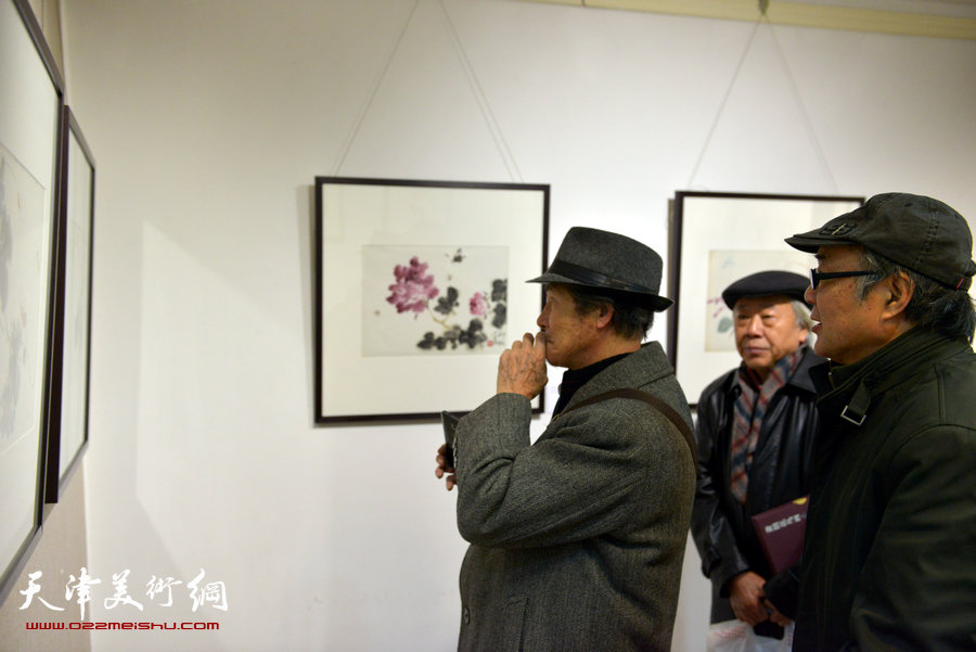 “萧朗花鸟画小品展”亮相北京荣宝斋，图为阮克敏、郭书仁、范玉生在画展现场。