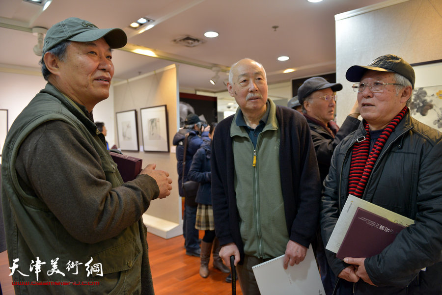 “萧朗花鸟画小品展”亮相北京荣宝斋，图为周至龙、贾宝珉、何延喆在画展现场。