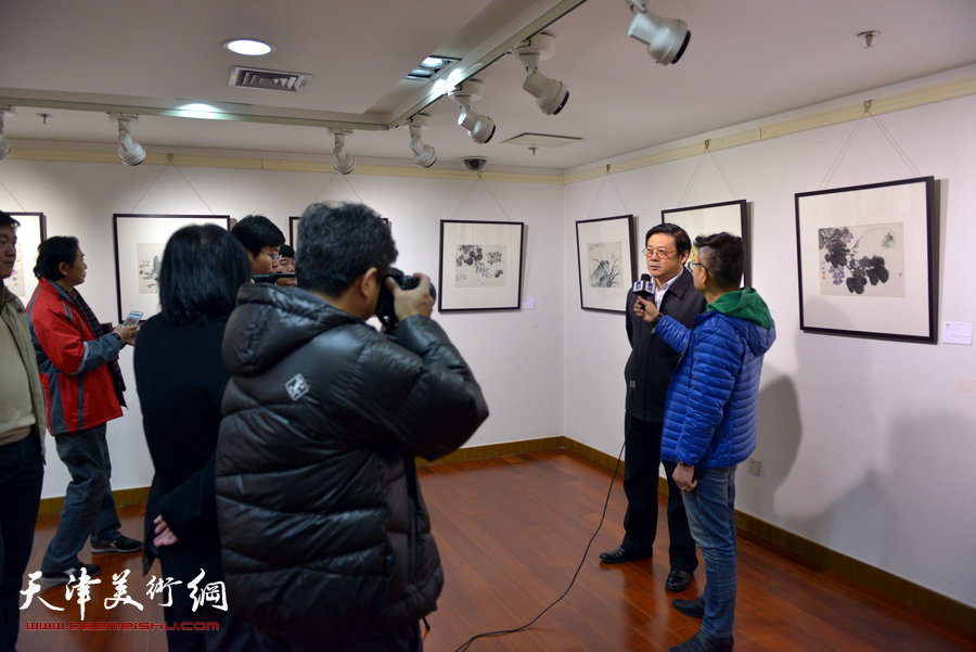 “萧朗花鸟画小品展”亮相北京荣宝斋，图为媒体在画展现场采访中国美协分党组副书记、秘书长徐里。