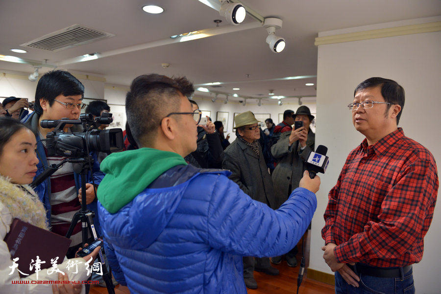 “萧朗花鸟画小品展”亮相北京荣宝斋，图为媒体在画展现场采访萧朗的之子子、天津梅江国际艺术馆艺术总监萧珑。