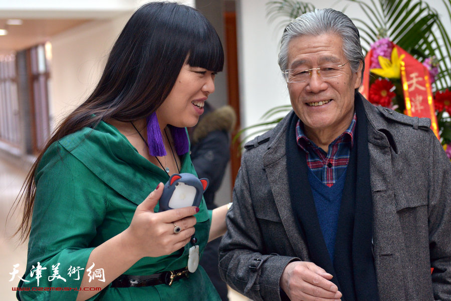 “萧朗花鸟画小品展”亮相北京荣宝斋，图为天津梅江国际艺术馆馆长肖冰与来宾在画展现场。