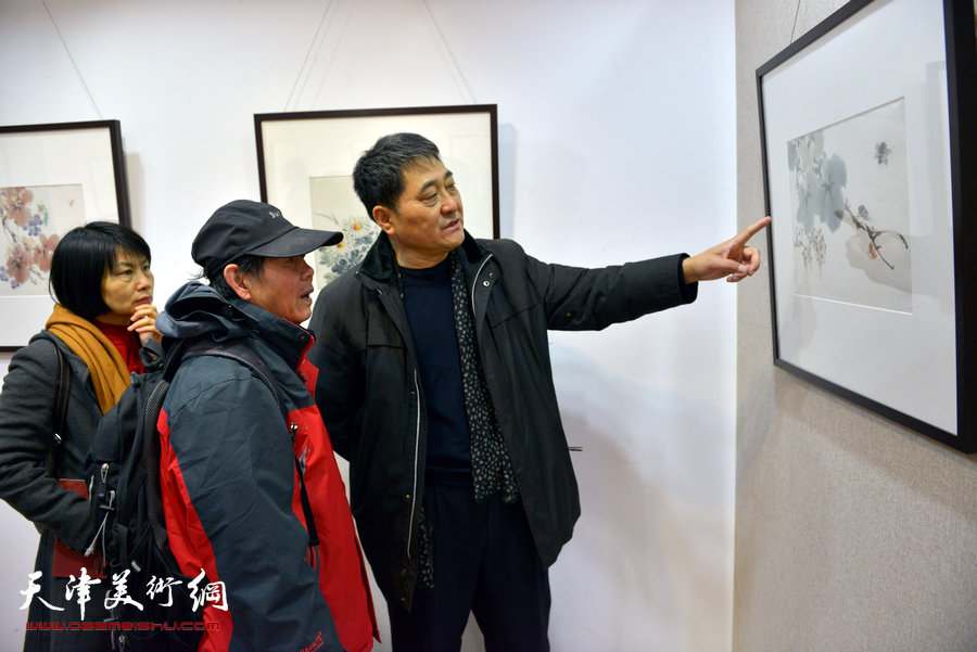 “萧朗花鸟画小品展”亮相北京荣宝斋，图为画展现场。