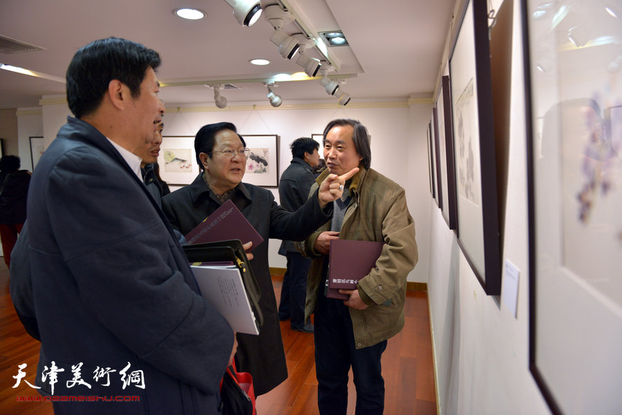 “萧朗花鸟画小品展”亮相北京荣宝斋，图为画展现场。