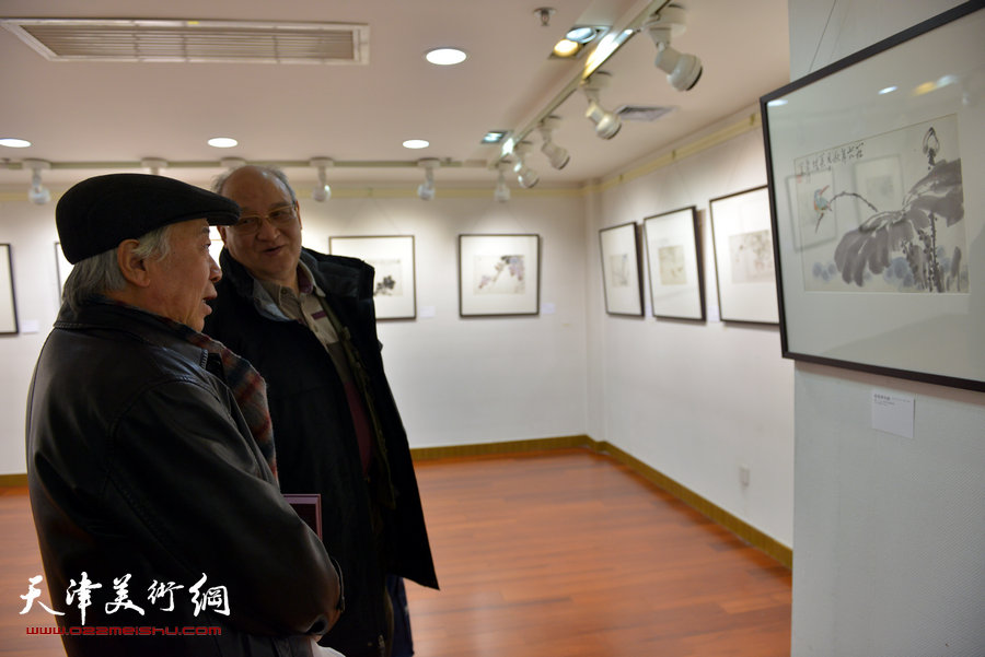 “萧朗花鸟画小品展”亮相北京荣宝斋，图为画展现场。